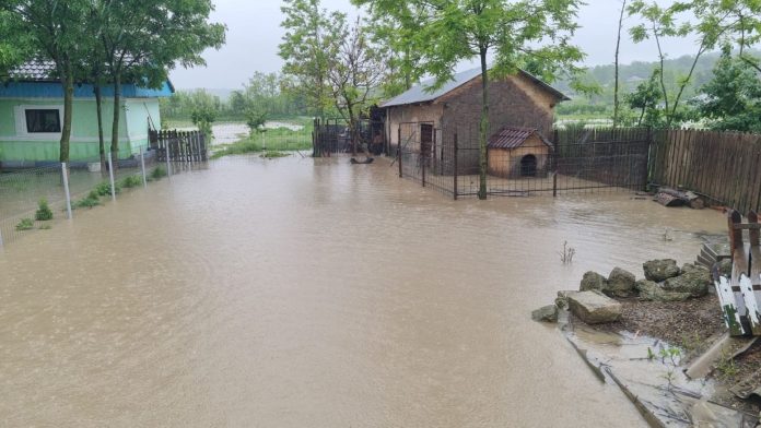 Terenuri inundate și persoane evacuate în mai multe judete din țară, interventii ale inspectoratului general pentru situatii de urgenta.